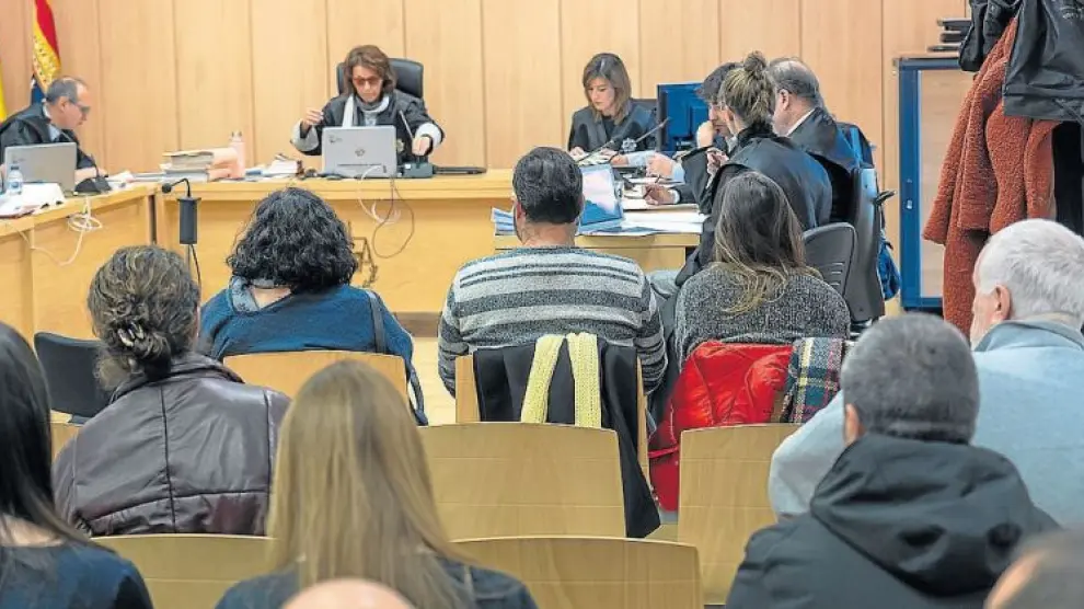 Los tuiteros que lanzaron los mensajes contra los guardias civiles abatidos por Igor el Ruso, de espaldas, en la primera fila, el día en que fueron juzgados en Teruel, en noviembre de 2019.