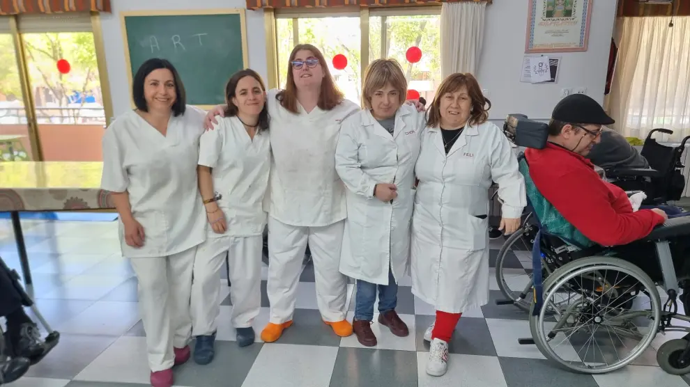 Felisa Comin, directora; Ascensión Ibero, trabajadora social; y las cuidadoras Beatriz Gil, Leticia Erdoziain y Silvia Gaspar, en la Residencia APAC de Zaragoza.
