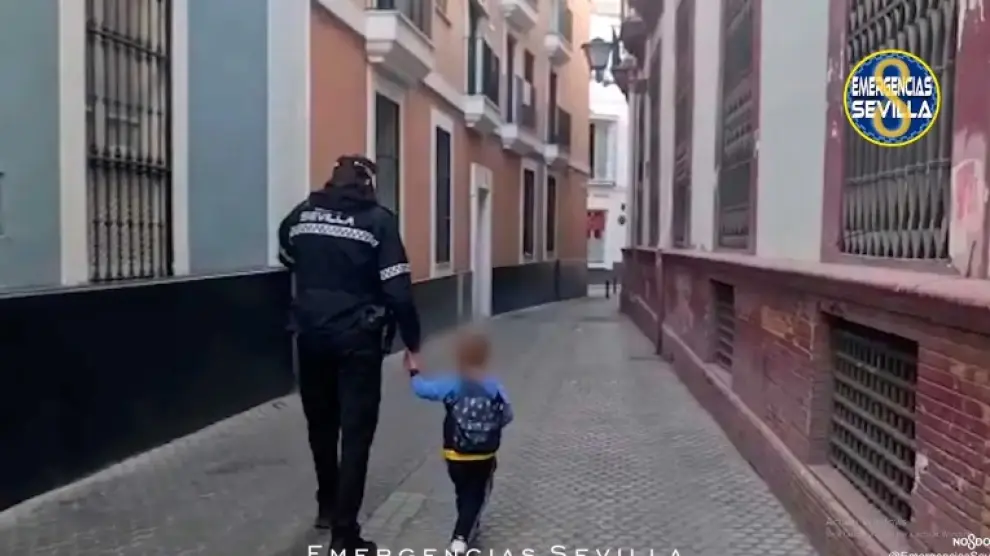 La Policía Local de Sevilla ayuda a un niño en su camino al colegio