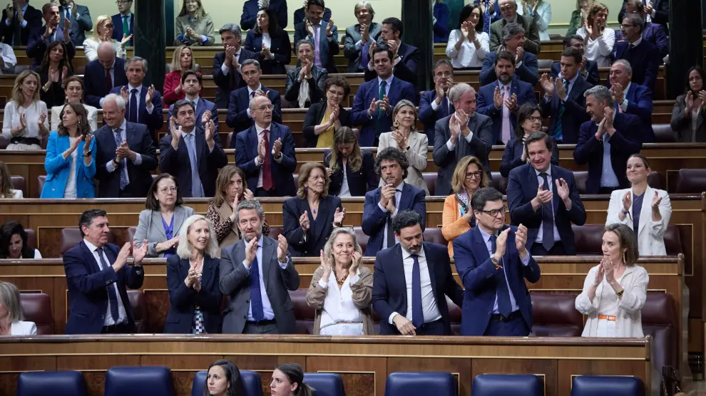Los diputados del PP, de pie, aplaudiendo en el Congreso