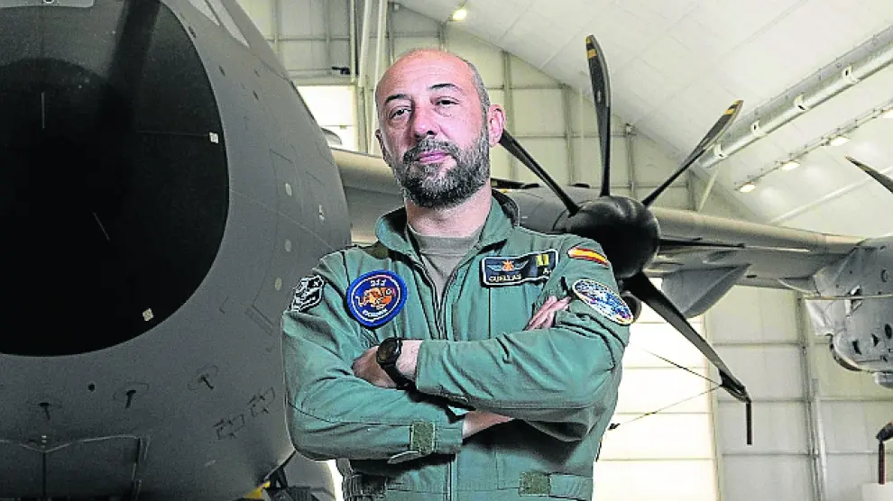 El brigada Fernando Cuellas, ante el avión A400M.