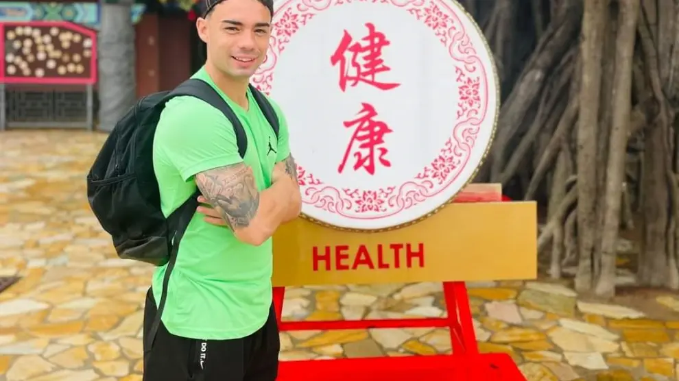 Pablo Gállego, futbolista oscense en Hong Kong.