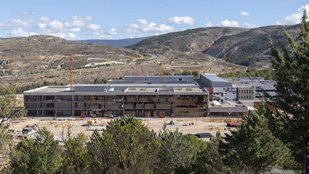 El futuro hospital de Teruel, aún en obras -en la foto- estará comunicado con la ciudad por un nuevo vial.