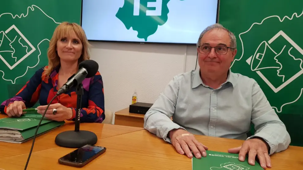 Beatriz Redón y Enrique Marín, este viernes en la rueda de prensa donde han anunciado su intención de defender una sociedad municipal.