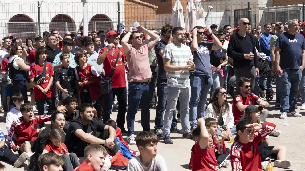 Aficiones del CD Teruel ven el partido en una pantalla en campo pinilla. Foto Antonio Garcia_bykofoto. 23_03_23[[[FOTOGRAFOS]]]