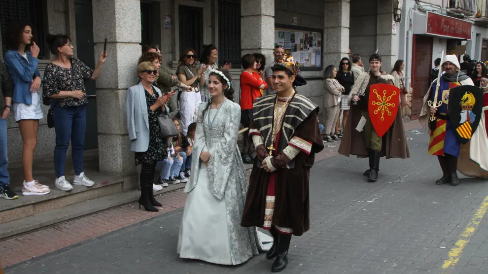 El cortejo de 120 personas vestidas con traje medieval forma parte de las Jornadas de la Villa.