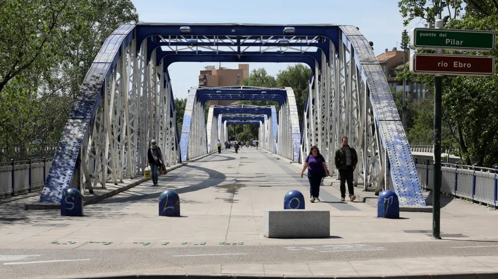 El puente de Hierro de Zaragoza, afectado por la oxidación y las pintadas