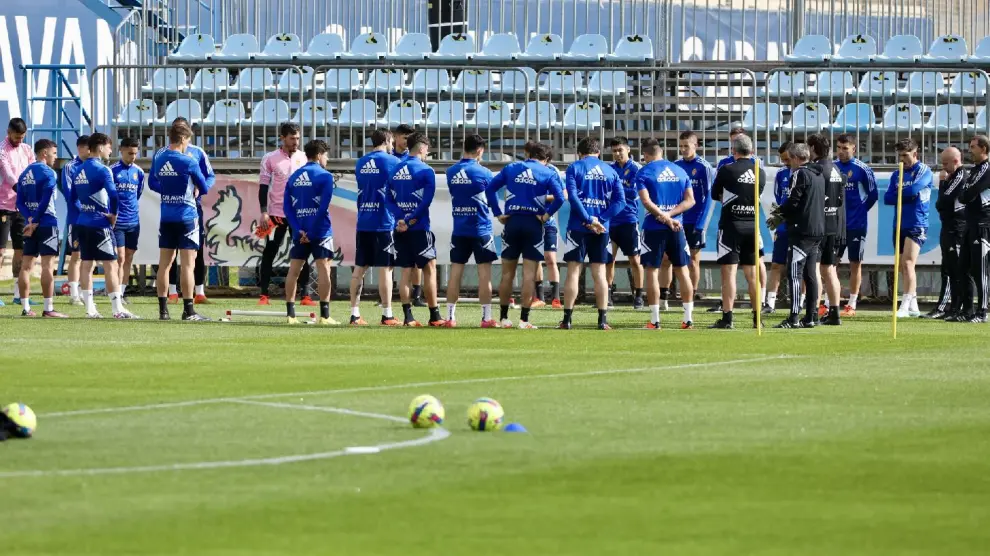 La plantilla del Real Zaragoza atiende a Escribá en la charla previa al último entrenamiento de la semana pasada en la Ciudad Deportiva.