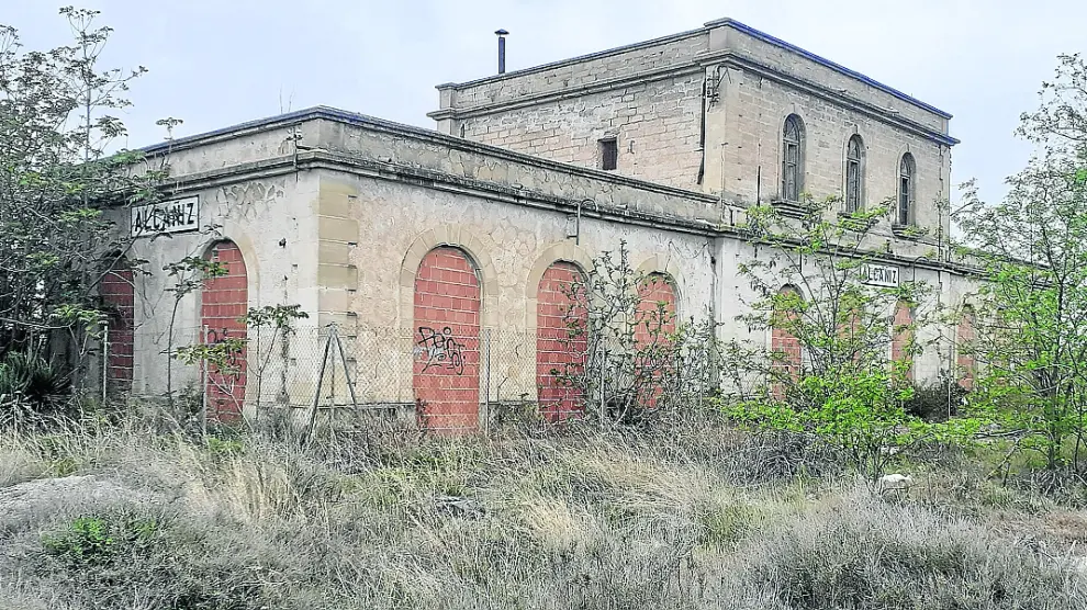 La estación de tren de Alcañiz, hoy rodeada de maleza y en estado de ruina, será restaurada