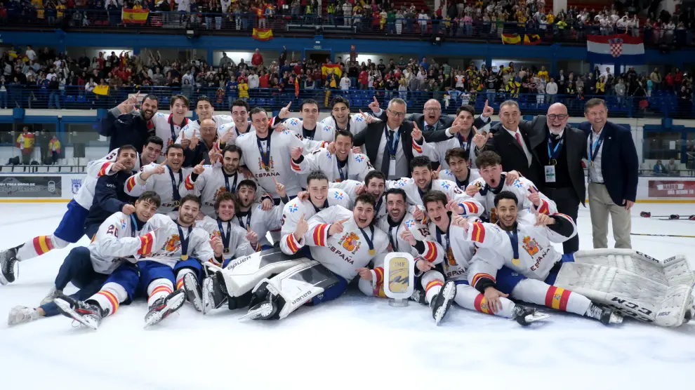 La selección española de hockey hielo celebra el Mundial conquistado en Madrid.