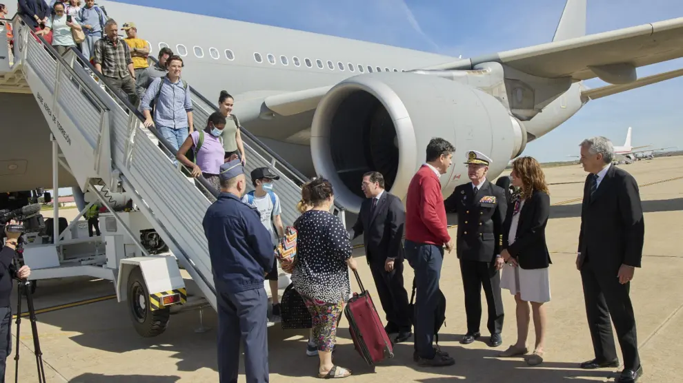 Foto de la llegada a Torrejón de Ardoz (Madrid) de los evacuados de Sudán a España los evacuados en un avión de la Base de Zaragoza