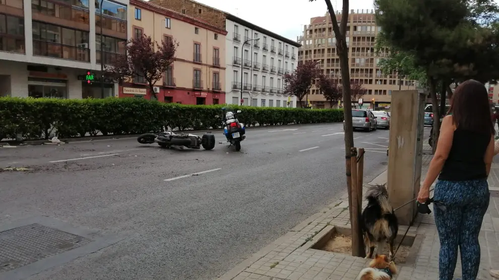 La moto ha quedado en el suelo en un carril del paseo de María Agustín, a la altura del número 60.