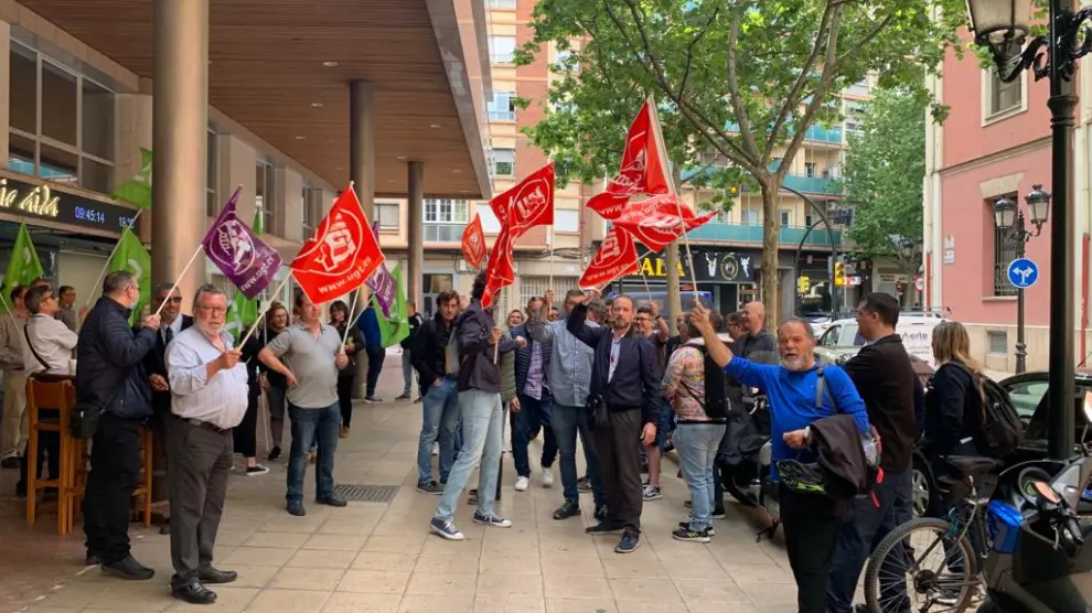 Protesta en el SAMA donde se reúnen patronal y sindicatos del transporte de viajeros en la provincia de Zaragoza.