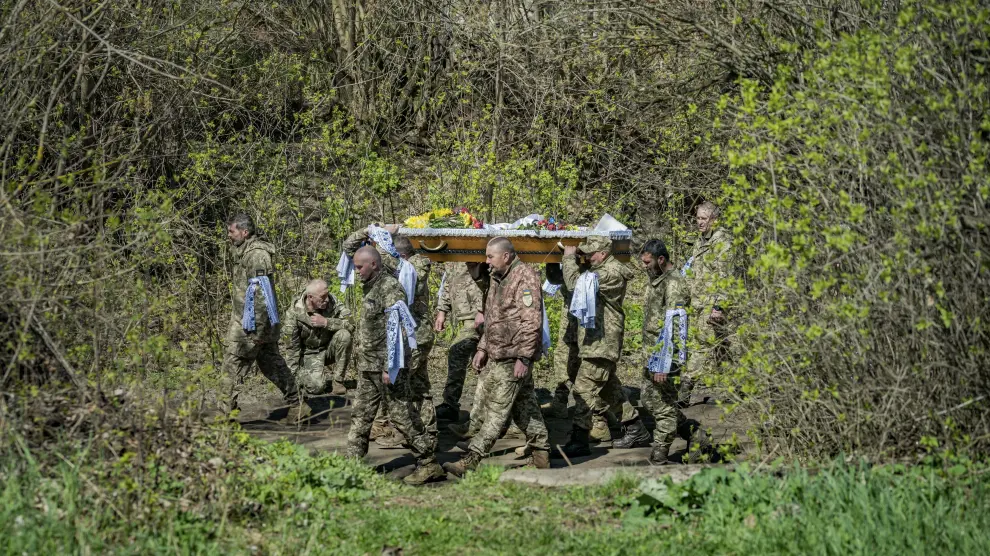 Soldados ucranianos transportan el cadáver de un compañero fallecido en Bajmut