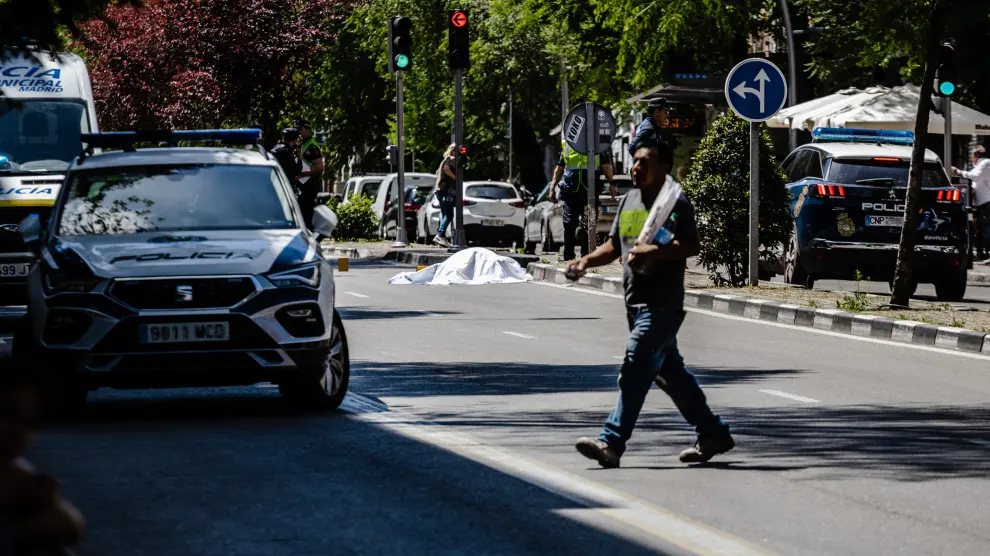 Agentes de la policía custodian el cuerpo de una de las víctimas fallecidas en el atropello en Madrid.