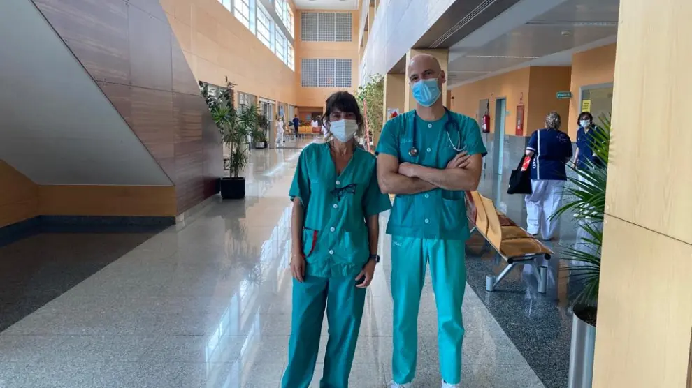 Pilar Herranz y Jorge Vallés, en el Hospital Miguel Servet de Zaragoza.