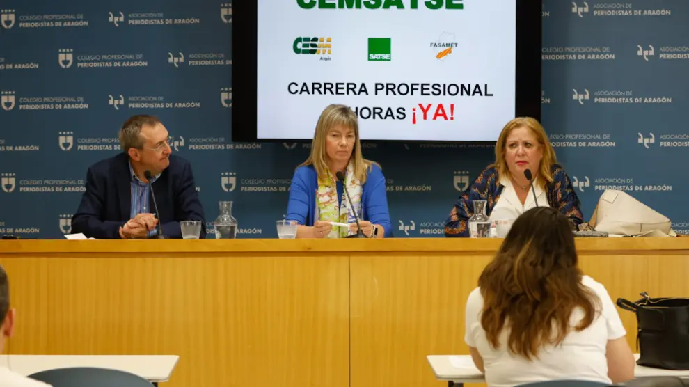 Leandro Catalán (Fasamet), Mª Cruz Oliván (Satse Aragón) y Mercedes Ortín (CESM Aragón), durante la rueda de prensa.