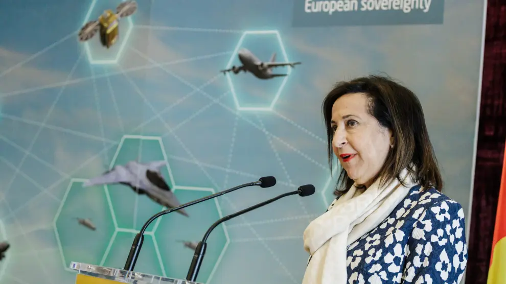 La ministra de Defensa, Margarita Robles, interviene durante el acto de la firma del contrato del programa del Futuro Sistema Aéreo de Combate