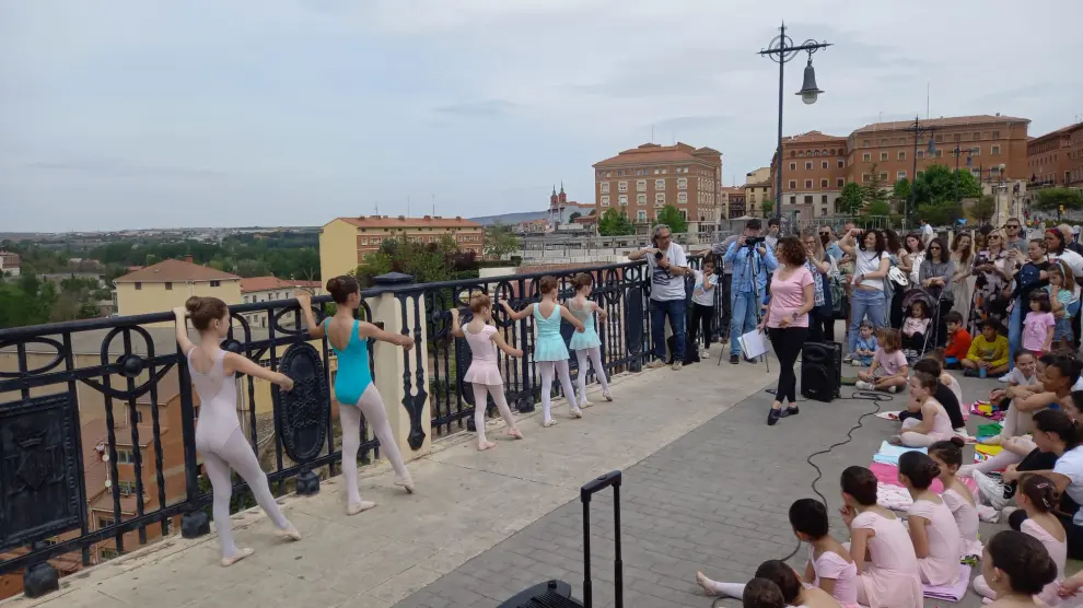 Las bailarinas de la Escuela La Torres, con la profesora Patricia Caro, en el Viaducto de Teruel