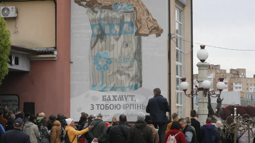 Inauguración del mural dedicado a 'Irpin y Bajmut, ciudades de valientes', en la localidad ucraniana de Irpin