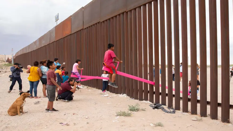 Los columpios que rompen el muro entre México y Estados Unidos.