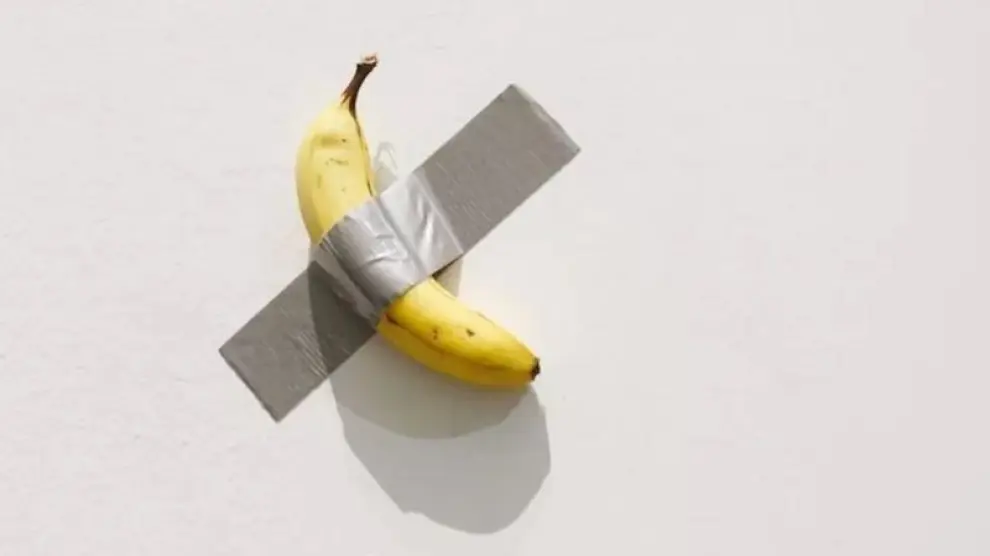 La obra de Maurizio Cattelan es un plátano pegado a la pared con cinta adhesiva