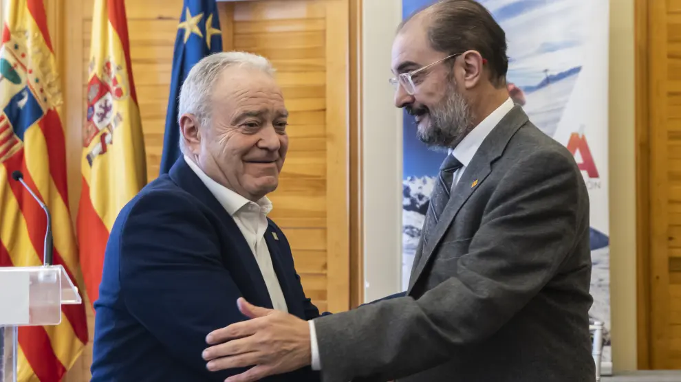Miguel Gracia y Javier Lambán, en la firma del convenio de la unión de Astún y Formigal