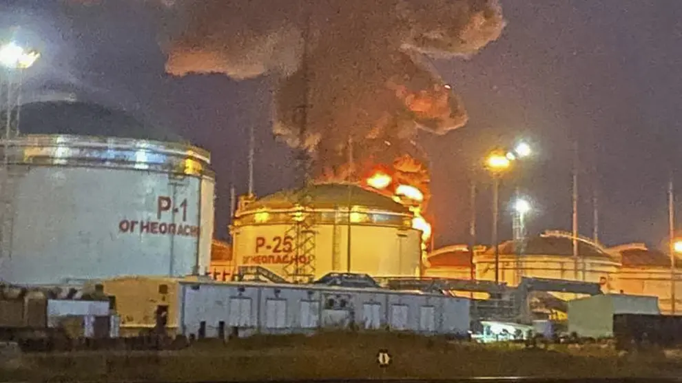 Incendio de un tanque de productos petrolíferos en un asentamiento ruso después de un presunto ataque con aviones no tripulados
