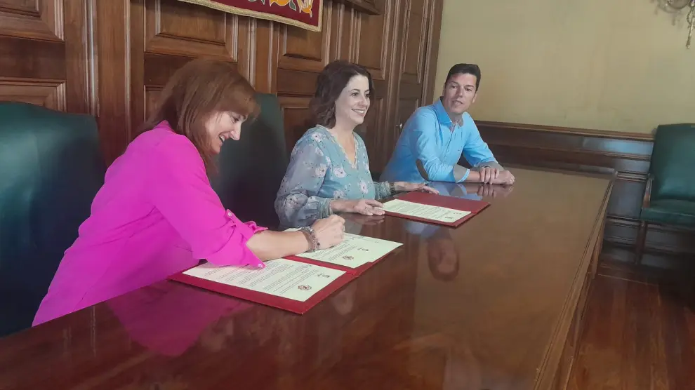 Ana Macipe, Emma Buj y Javier Domingo, en el momento de firmar el convenio que supone 100.000 euros en apoyo a Interpeñas.