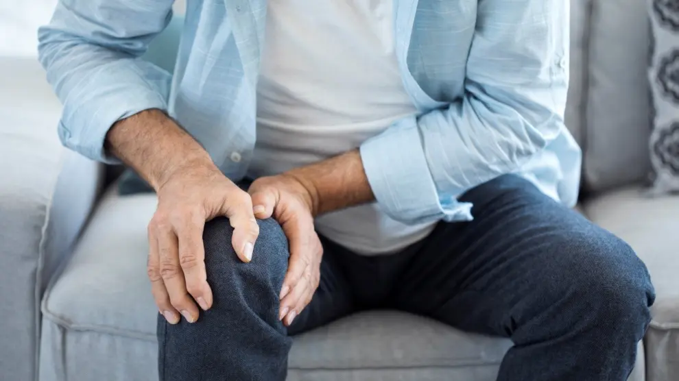 El principal síntoma que acompaña a la artrosis de rodilla es el dolor en la articulación.