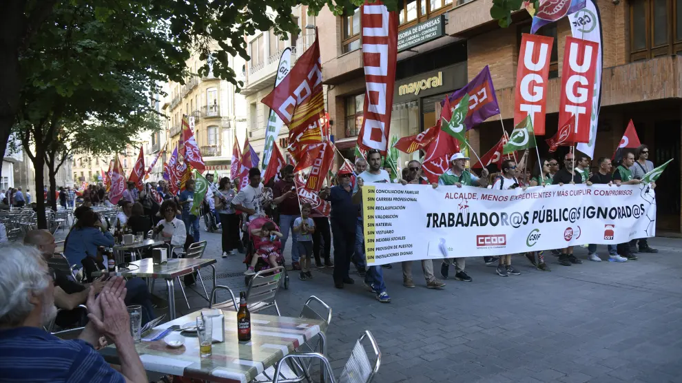 Más de 300 personas han salido este jueves a la calle en el acto final de la primera huelga en el Ayuntamiento de Huesca.