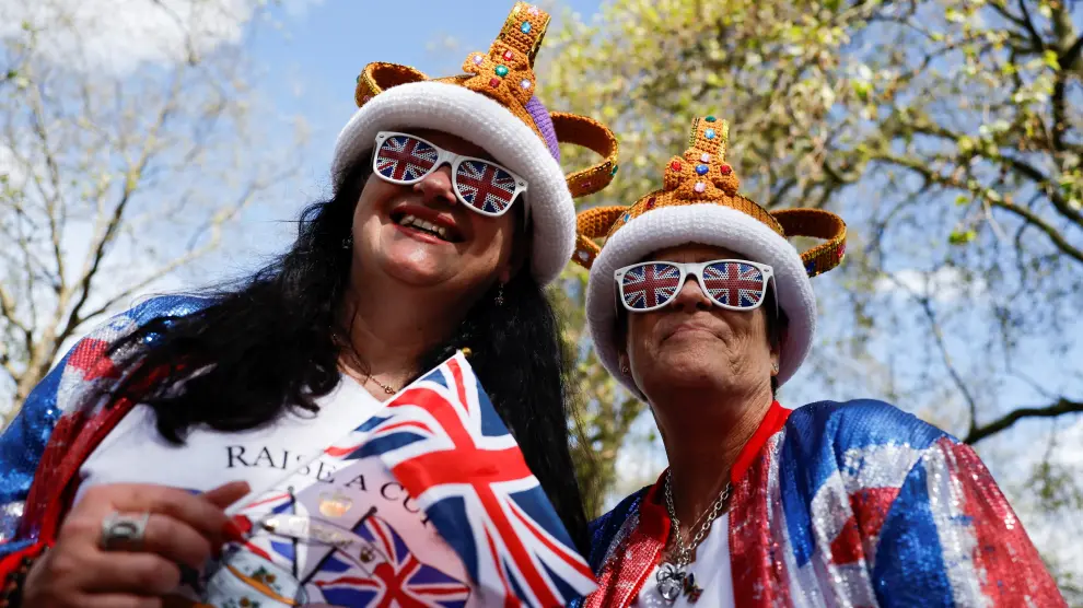 Jenny Parris and Carol Byshe wear knitted crowns on the Mall outside Buckingham Palace ahead of Britain's King Charles and Camilla, Queen Consort's coronation, in London, Britain, May 5, 2023. REUTERS/Clodagh Kilcoyne BRITAIN-ROYALS/CORONATION