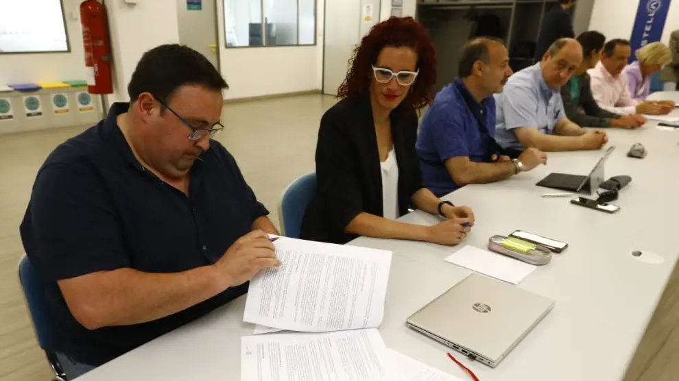 Rubén Alonso, presidente del comité de empresa de Stellantis Zaragoza, firma el documento.