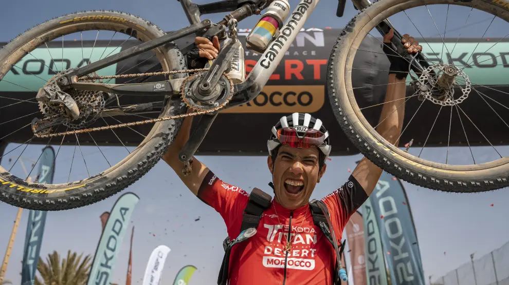 Roberto Bou celebra la victoria en la Titan Desert de Marruecos al llegar a la meta.