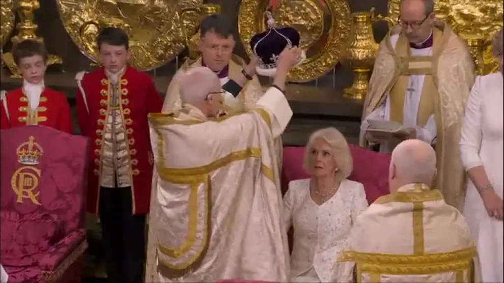 La esposa del rey Carlos III ha lucido también la corona en una breve imposición de la misma a manos del arzobispo de Canterbury. Una corona con 2.200 diamantes sobre plata.
