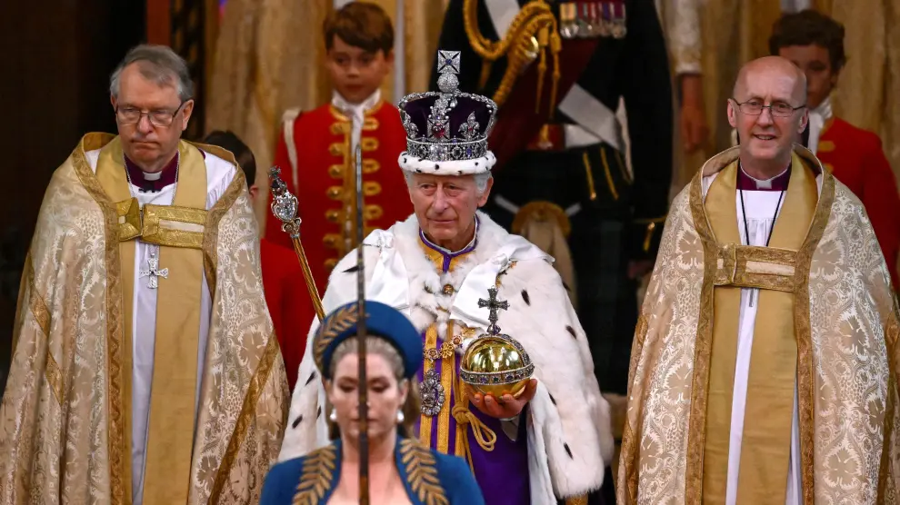 Salida de Carlos III tras ser coronado rey del Reino Unido.
