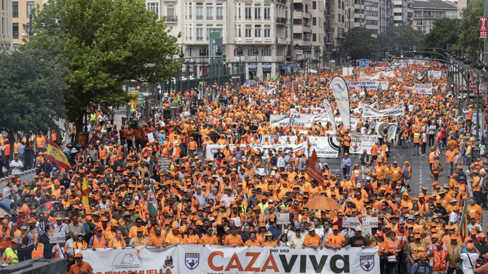 Centenares de personas durante una manifestación convocada por la Federación de Caza de la Comunidad Valenciana, a 6 de mayo de 2023, en València