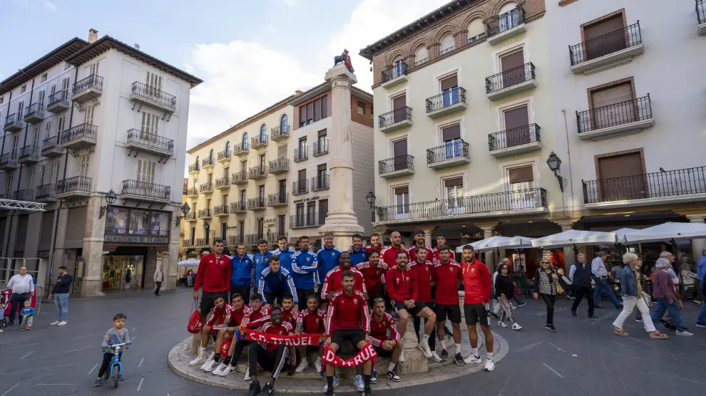 Foto de familia de la plantilla del CD Teruel a los pies del Torico.