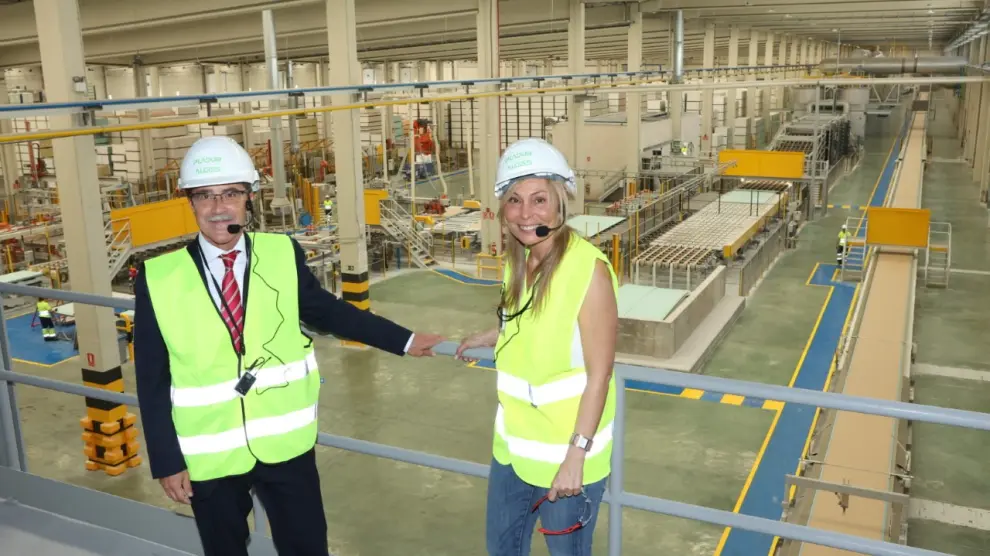 Enrique Ramírez, director general de Pladur, y Marta Blasco, gerente industrial de la planta de Pladur en Gelsa (Zaragoza).