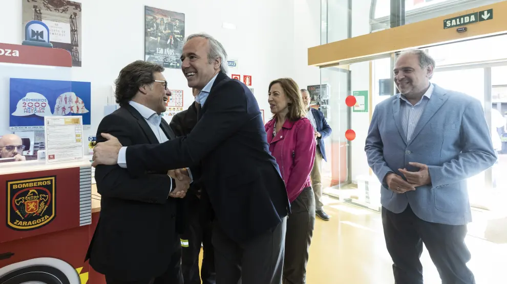 Raúl Sanllehí y Jorge Azcón se saludan ante los ediles Natalia Chueca y Alfonso Mendoza, ayer en el Museo del Fuego.