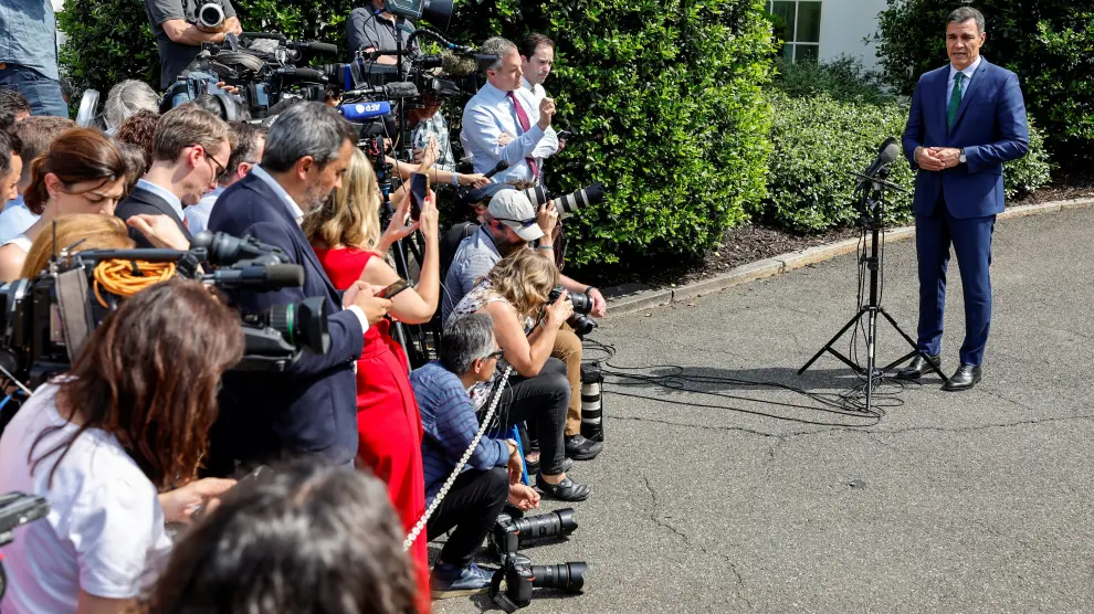 Sánchez atiende a los medios a las puertas de la Casa Blanca