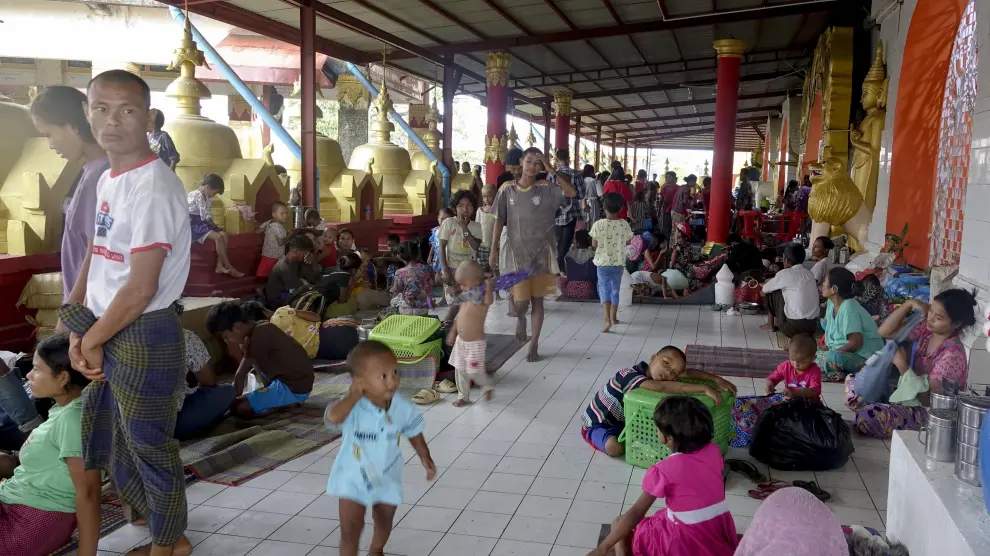 Decenas de personas refugiadas en un monasterio ante la llegada del ciclón MYANMAR WEATHER CYCLONE