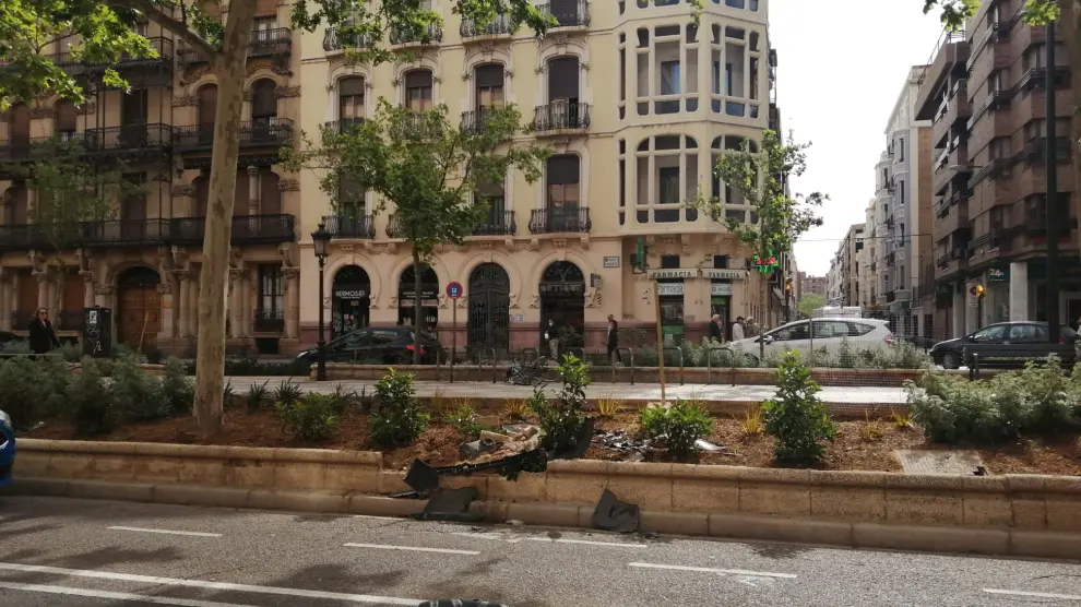Imágenes del aparatoso accidente en el paseo de Sagasta de Zaragoza.