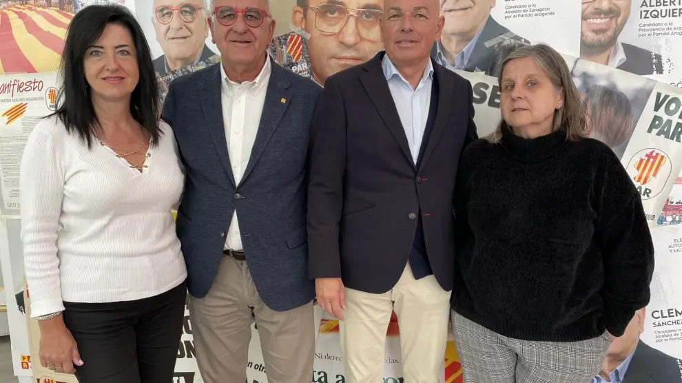 El candidato del PAR a la alcaldía, Clemente Sánchez-Garnica, con otros candidatos de este partido.