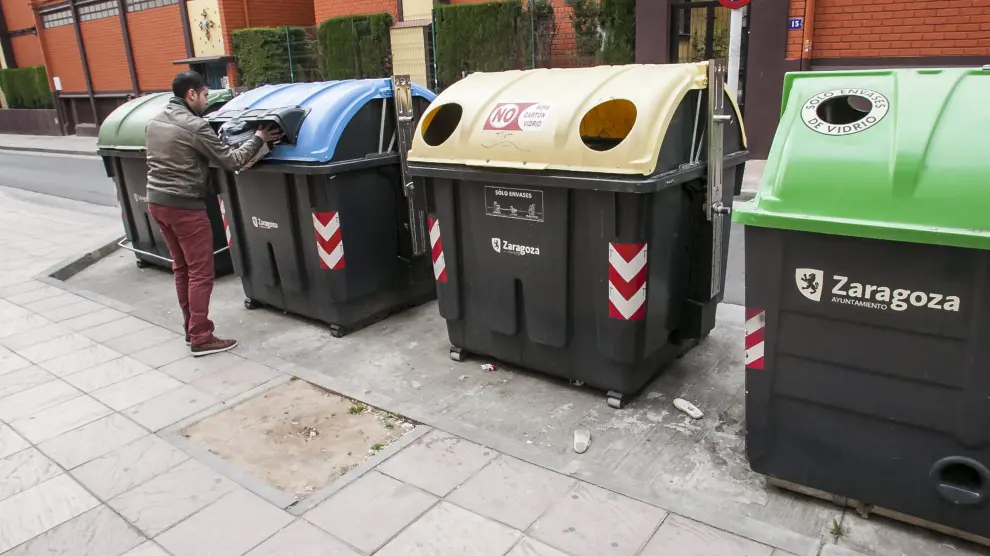 Diferentes contenedores en una calle de Zaragoza. heraldo