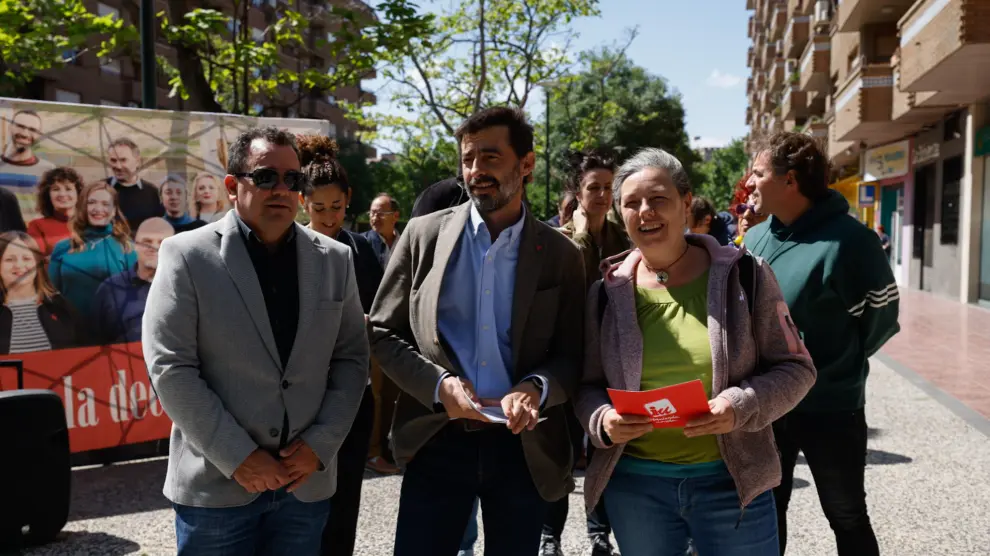 Álvaro Sanz, en el centro, junto a otros candidatos de IU.