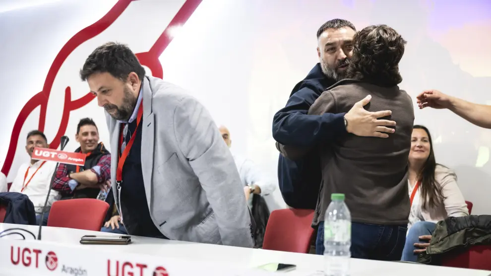Sergio Sancho se funde en un abrazo con un ompañero, tras ser reelegido secretario general de FICA UGT Aragón.