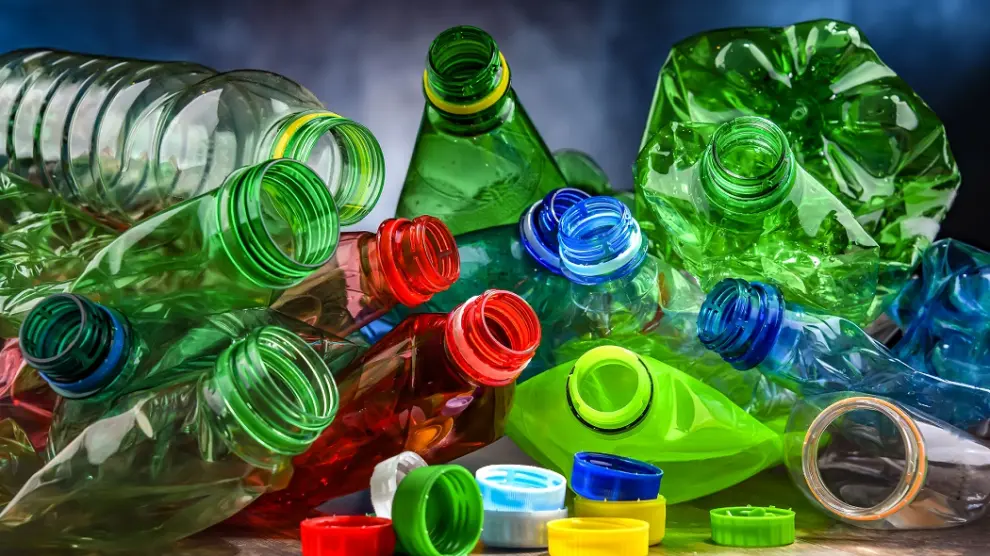 Reciclaje de botellas de plástico.