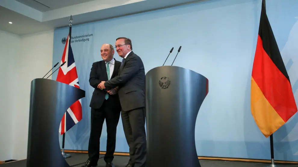 El ministro de Defensa alemán, Boris Pistorius, y el secretario de Estado de Defensa británico, Ben Wallace, se dan la mano durante una conferencia de prensa en Berlín