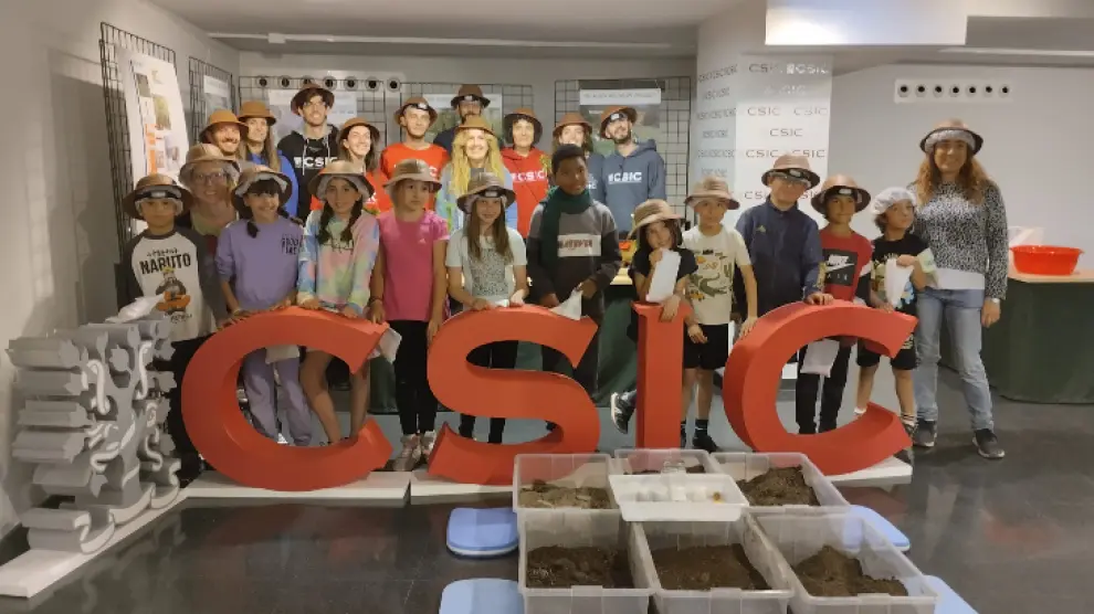 Los niños del CEIP Peñaflor, junto con sus profesores y los investigadores del CSIC, en la sede de la entidad científica en Zaragoza.